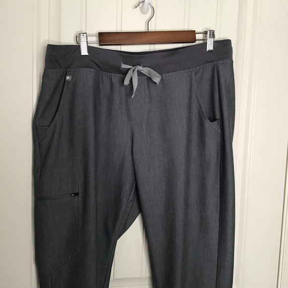 Figs Zamora Jogger Scrub Pants in Graphite Gray. - Picture 3 of 10